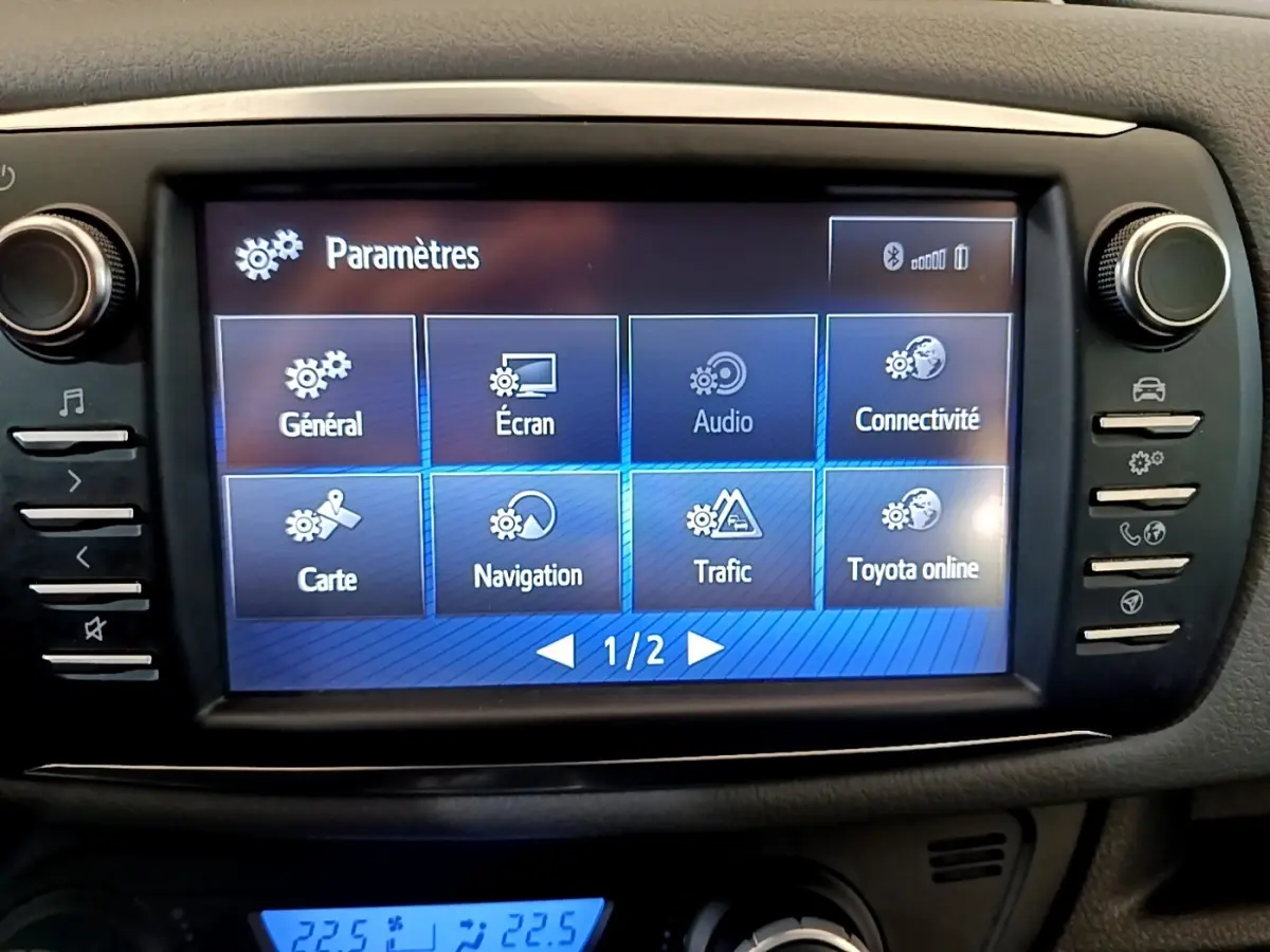 Écran tactile central de la Toyota Yaris 2019 blanc, affichant le menu des paramètres de navigation et connectivité.