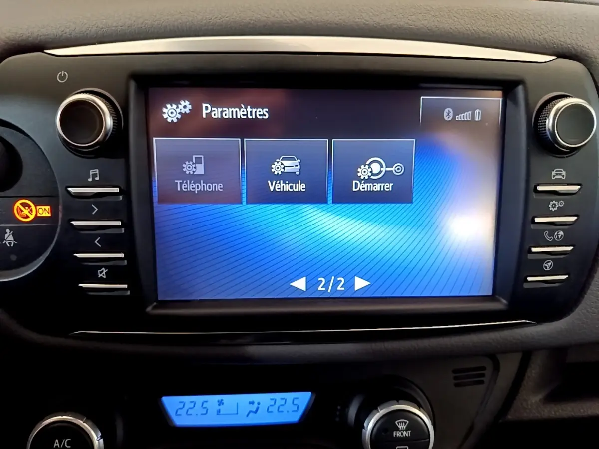 Écran tactile central de la Toyota Yaris 2019 affichant le menu paramètres, entouré de commandes noires.
