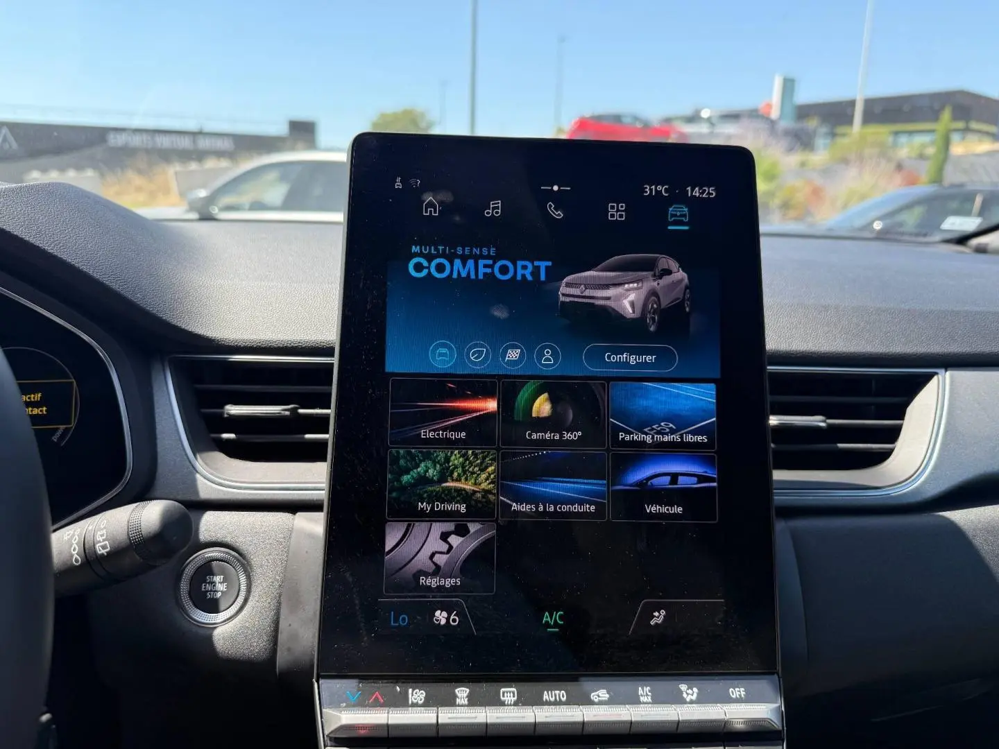 Écran tactile central du tableau de bord du Renault Captur 2025, vue frontale intérieure avec interface multifonction.