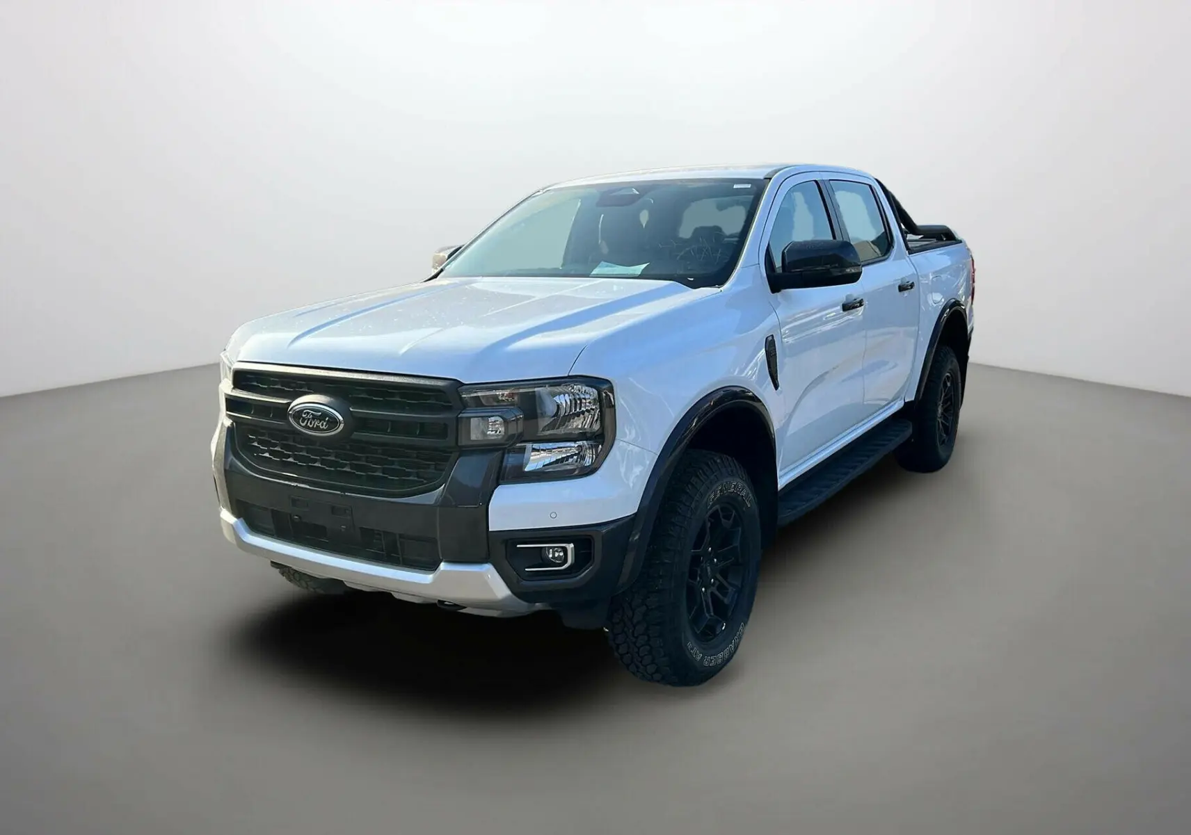 Ford Ranger 2025 blanc glacier en 3/4 avant droit avec calandre noire et jantes noires tout-terrain