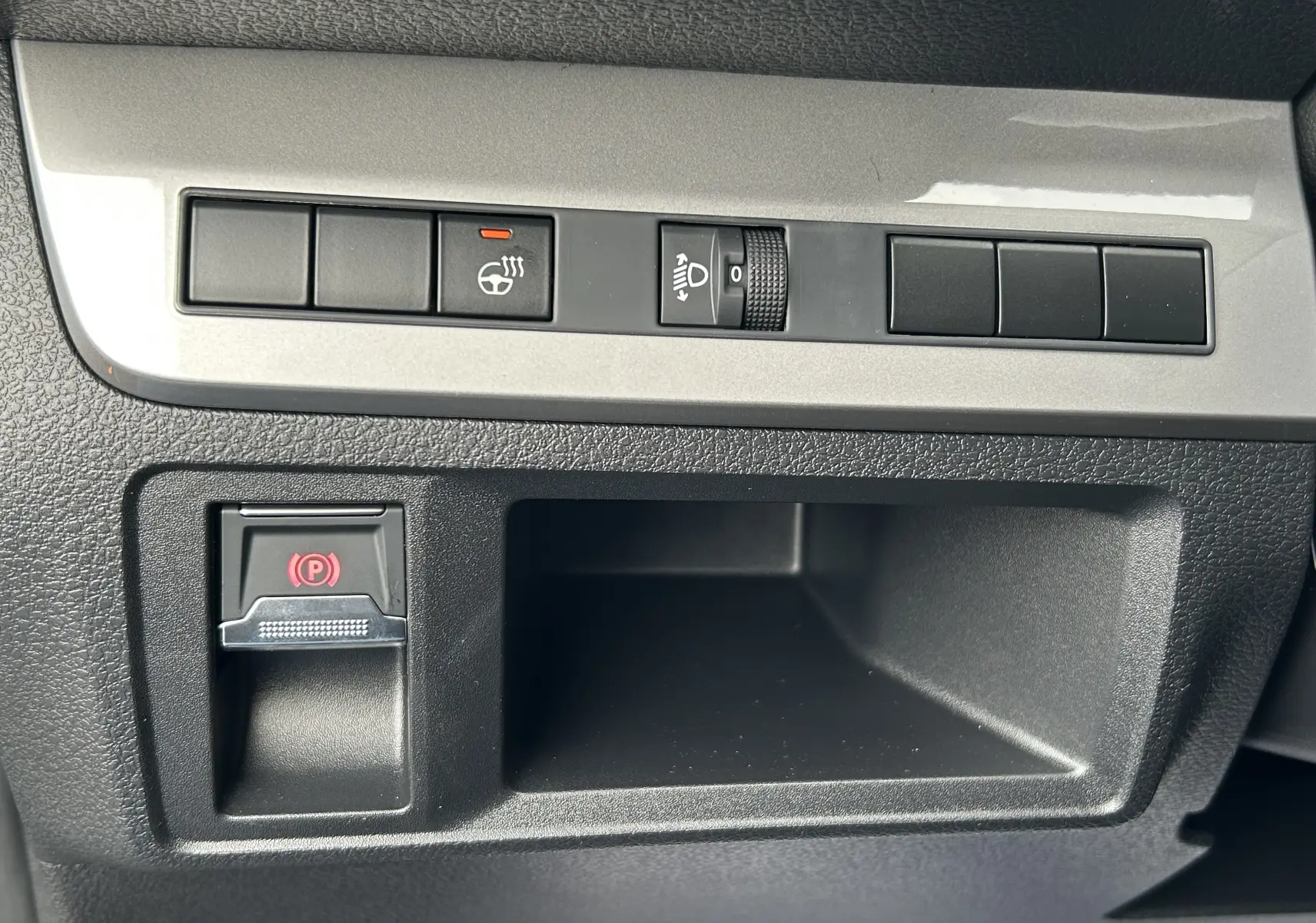 Détail intérieur du tableau de bord du Citroën Jumpy Cabine Approfondie gris titane, avec commandes et rangement.