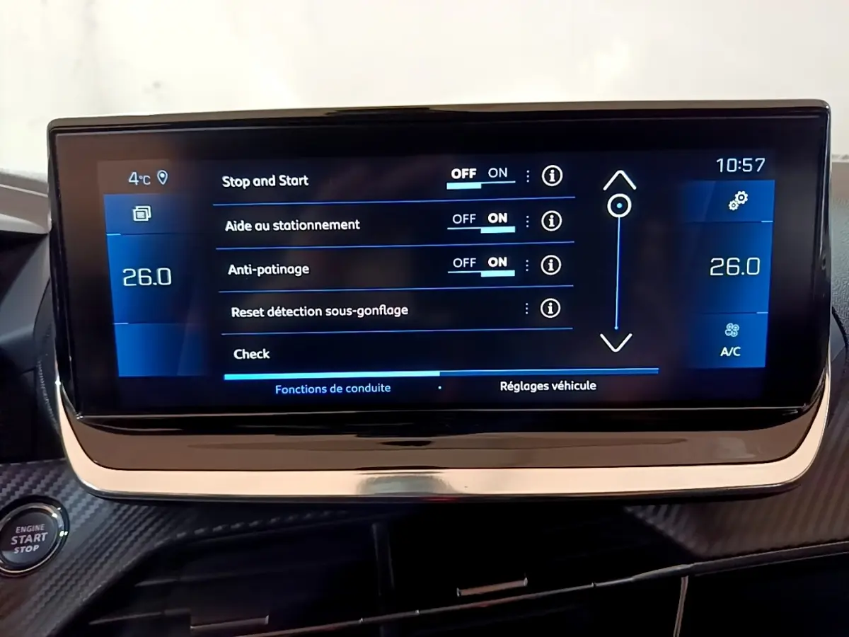 Écran tactile central de la Peugeot 208 PureTech 100, affichant les réglages de conduite et climatisation.