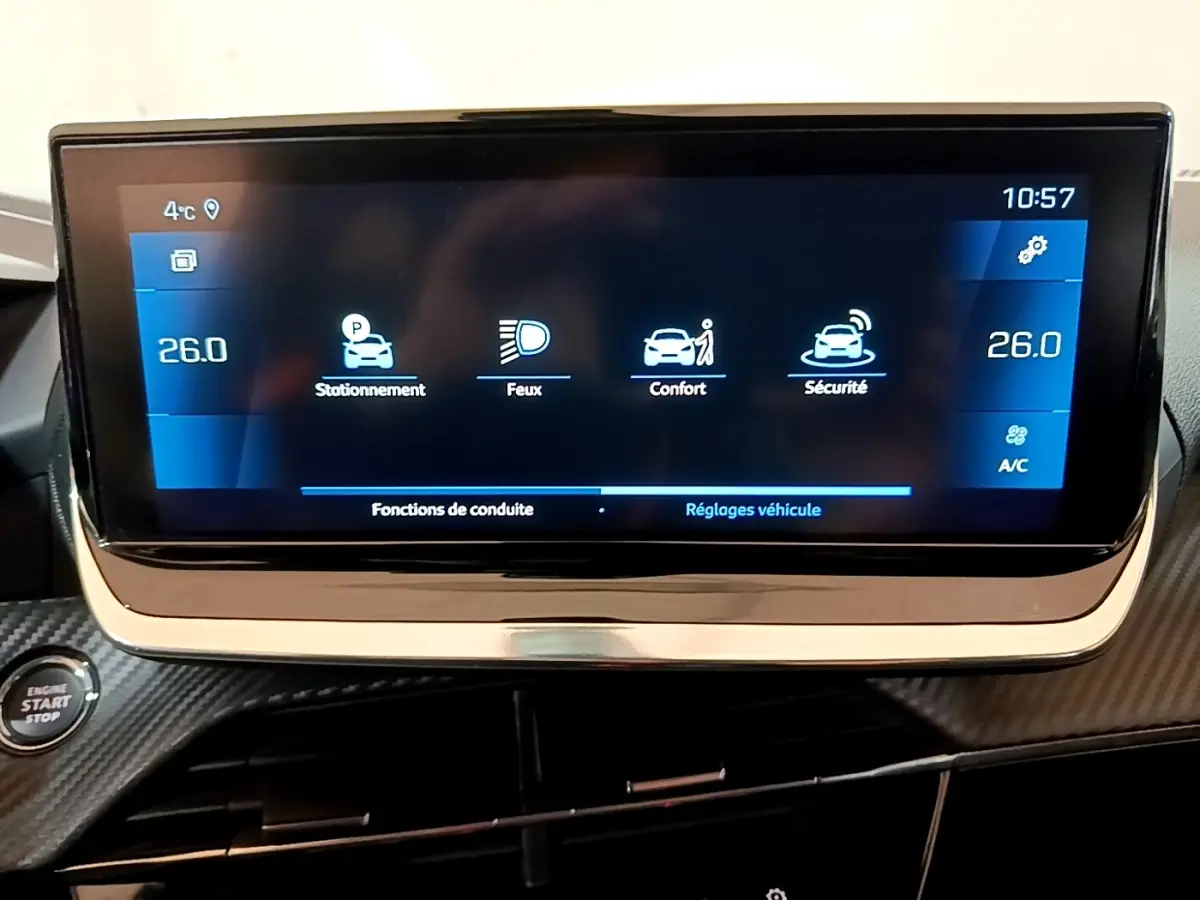 Écran tactile central de 10 pouces du tableau de bord de la Peugeot 208 blanc, affichant les réglages véhicule.