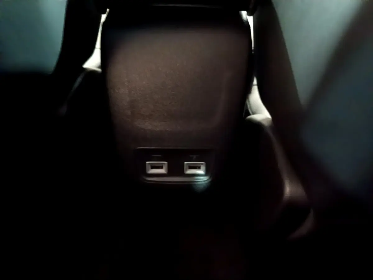 Prise USB double vue de près à l'arrière de la console centrale d'une Peugeot 208 blanche 2021.