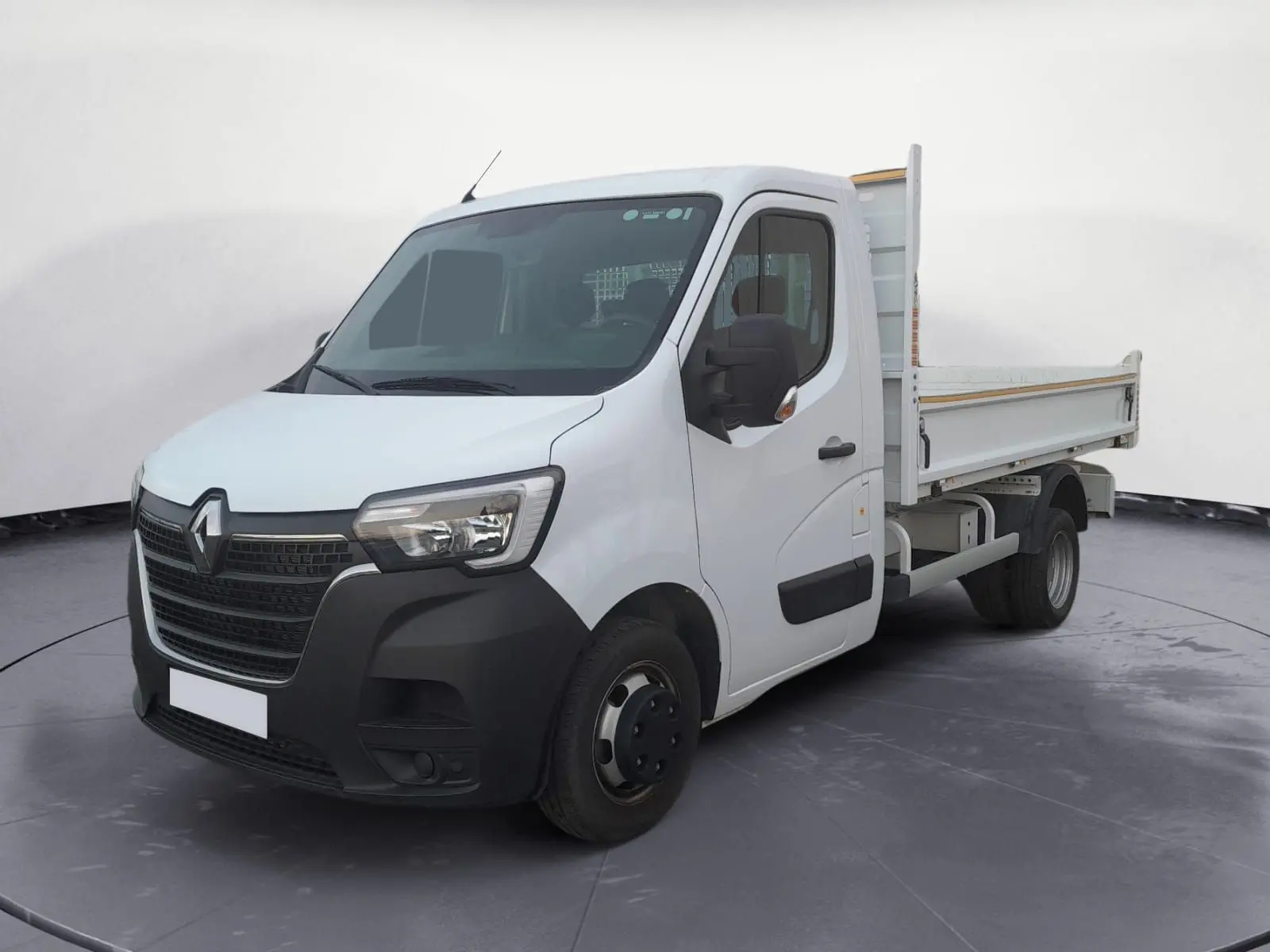 Renault Master Benne blanc en vue 3/4 avant droit, cabine simple avec benne arrière et roues jumelées.