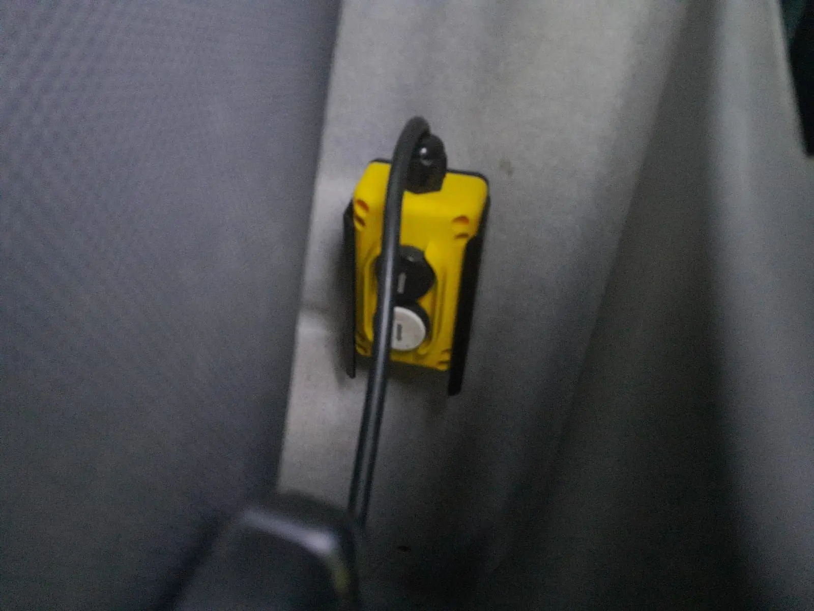 Détail intérieur montrant un boîtier jaune avec câble, sur un Renault Master Châssis Cabine benne blanc 2024.