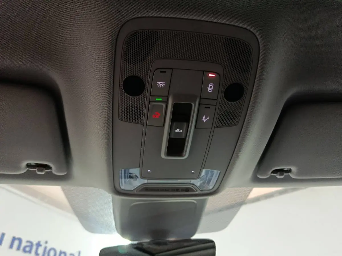 Vue intérieure du plafonnier gris foncé de l'Audi Q3 Sportback avec commandes d'éclairage et d'ouverture de toit.