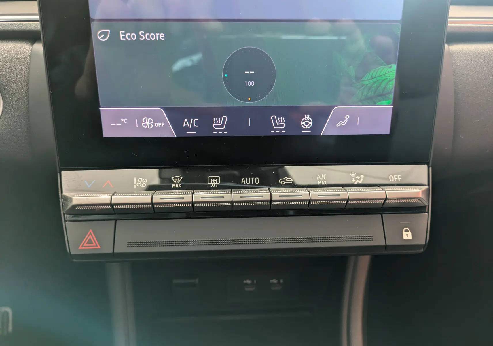 Vue rapprochée du tableau de bord tactile et des commandes de climatisation du Renault Captur E-Tech gris Cassiopée 2025.