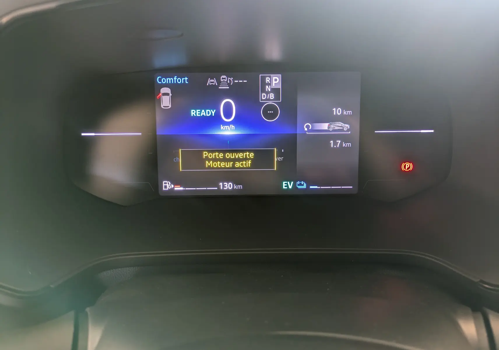 Tableau de bord numérique du Renault Captur E-Tech 2025 affichant la vitesse à 0 km/h et porte ouverte.