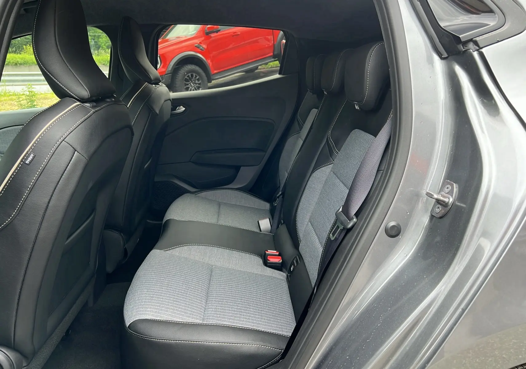 Vue intérieure côté droit sur les sièges arrière gris et noirs d'une Renault Clio V TCE 90 Techno 2025.