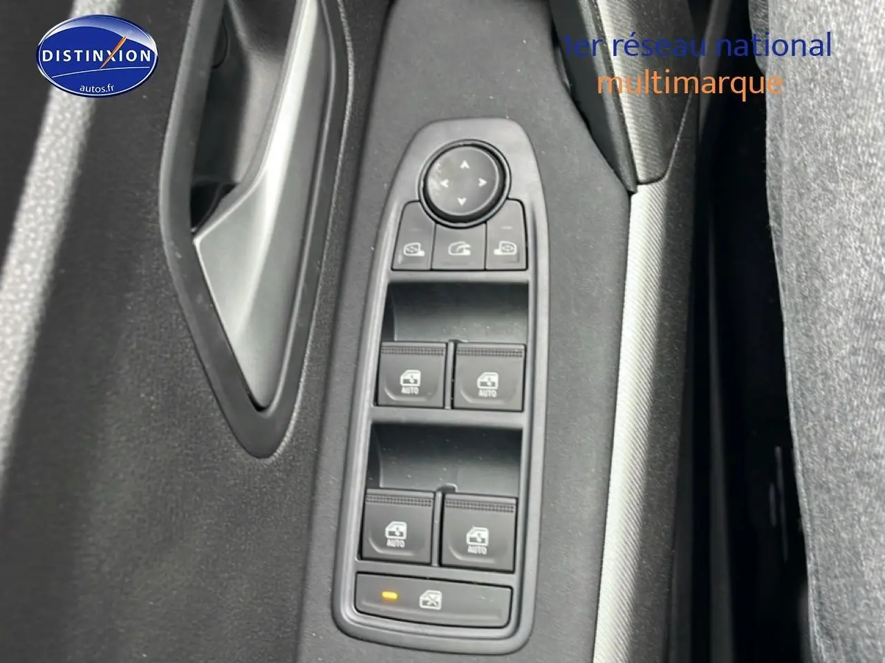 Gros plan sur les commandes de lève-vitres et rétroviseurs côté gauche intérieur d’un Dacia Bigster noir 2025.