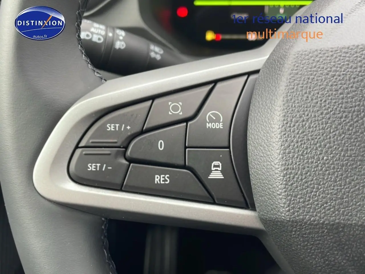 Gros plan sur les commandes au volant à gauche du Dacia Bigster noir, mettant en valeur les boutons de régulateur et mode de conduite.