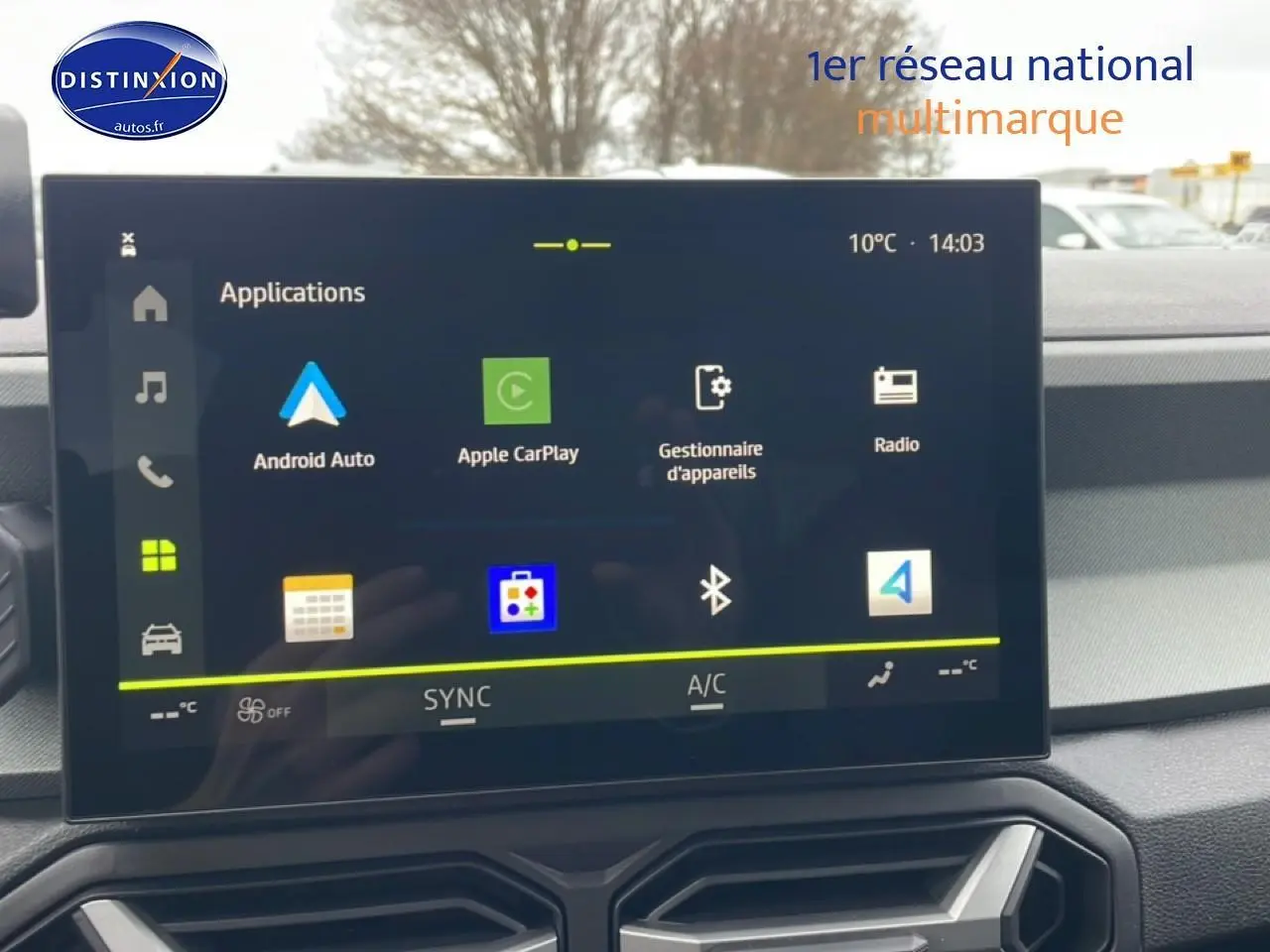 Vue intérieure centrée sur l'écran tactile multimédia du tableau de bord du Dacia Bigster noir.