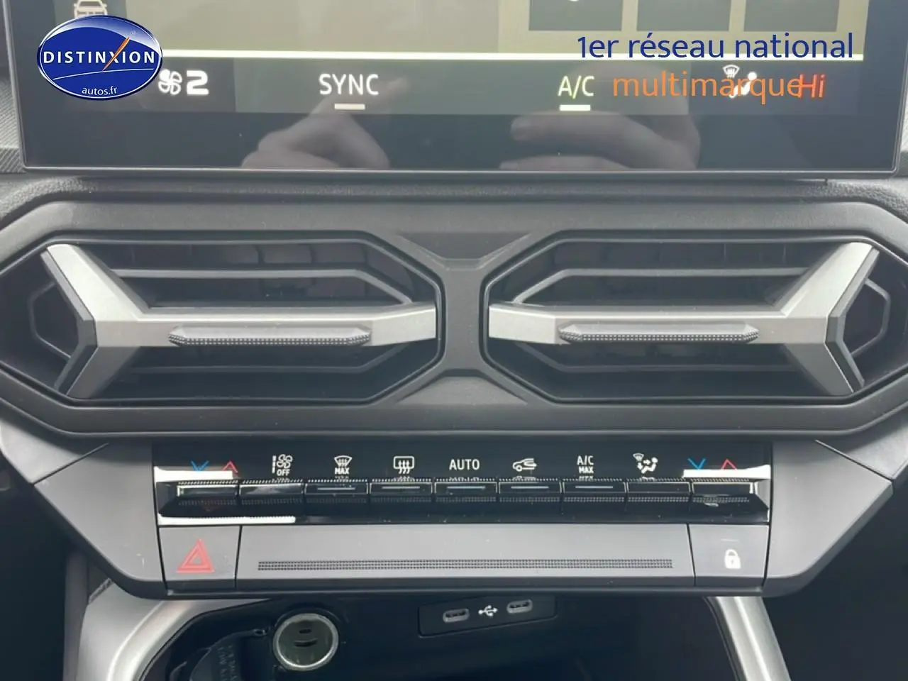 Détail du tableau de bord noir du Dacia Bigster 2025 montrant les aérateurs et commandes climatisation digitales.