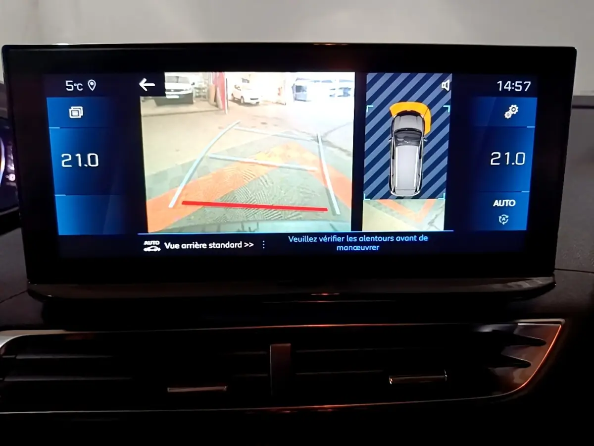 Écran tactile intérieur du Peugeot 5008 noir 2021 affichant la caméra de recul et l’aide au stationnement arrière.