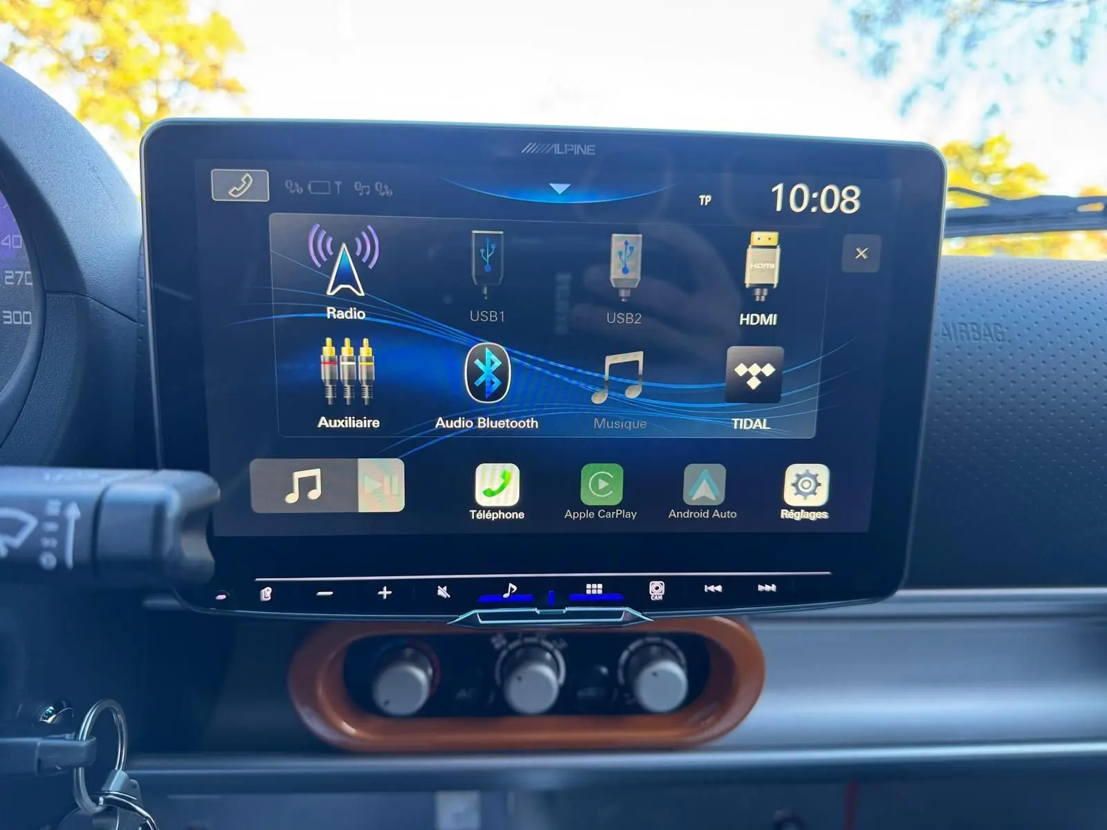 Écran tactile Alpine au tableau de bord de la Lotus Elise 3 Cup 250 2021, avec commandes climatisation en dessous.