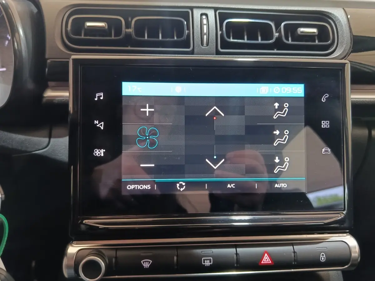 Écran tactile central de la Citroën C3 2020 affichant les réglages de climatisation, entouré de commandes noires.