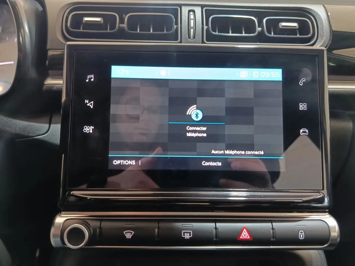 Vue rapprochée de l’écran tactile central noir du tableau de bord de la Citroën C3, affichant la connexion Bluetooth.