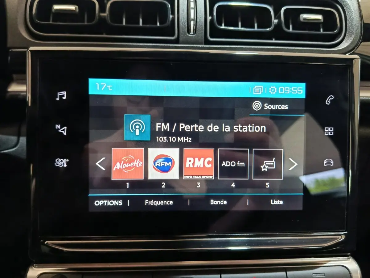Écran tactile central de la Citroën C3 blanche, affichant les stations radio avec température extérieure à 17°C.