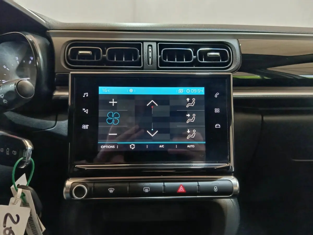 Vue rapprochée de l'écran tactile central et des commandes de climatisation du tableau de bord de la Citroën C3 2020.