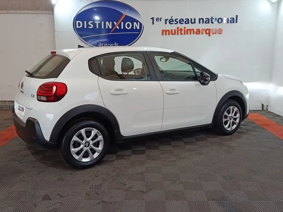 Vue 3/4 arrière droite d'une Citroën C3 blanche de 2020, avec jantes alliage et feux arrière distinctifs.