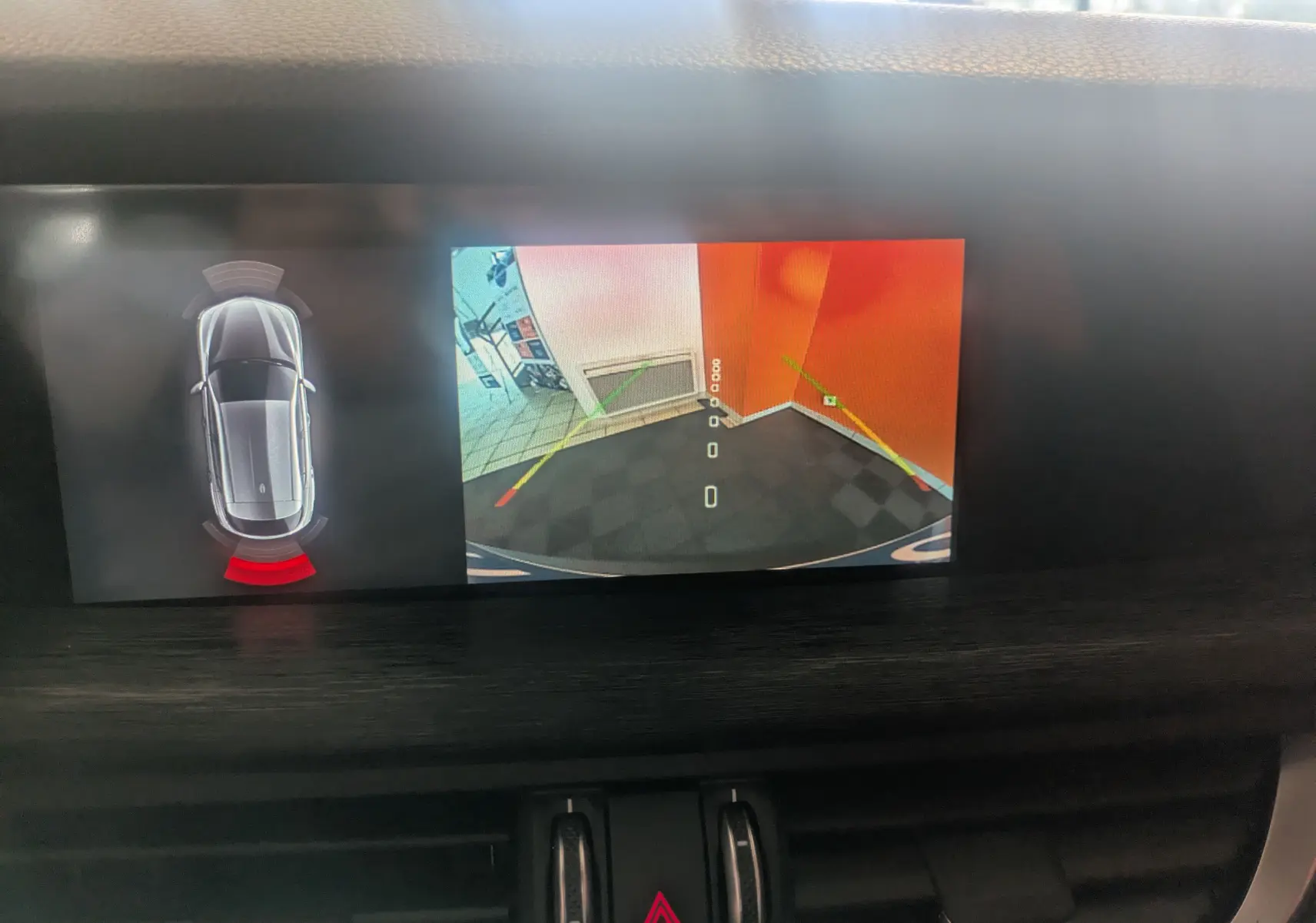 Écran multimédia de l'Alfa Romeo Stelvio 2023 montrant la caméra de recul et l'alerte de proximité arrière.