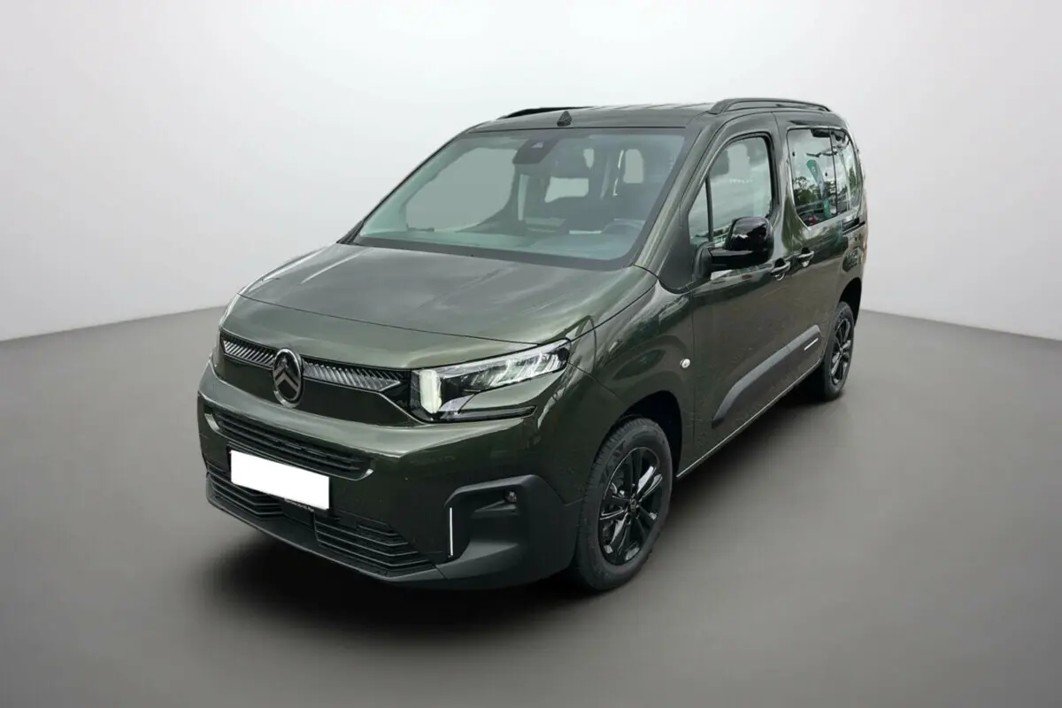 Citroën Berlingo BlueHDi 130 EAT8 Max 2025 en Sirkka green, vue 3/4 avant avec jantes noires et calandre distinctive.