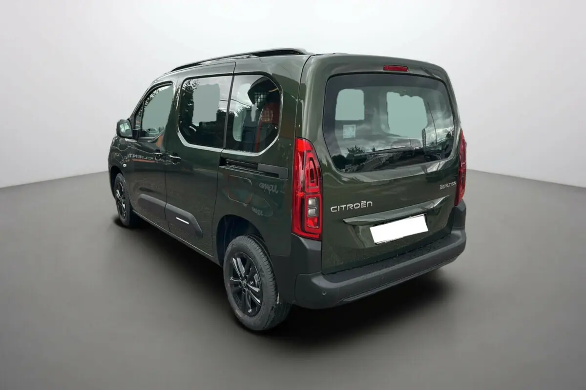 Vue 3/4 arrière droite du Citroën Berlingo 2025 en Sirkka green avec vitres teintées et jantes noires.