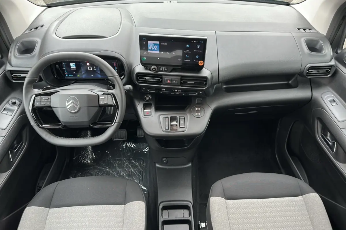 Vue intérieure du tableau de bord du Citroën Berlingo 2025, avec volant multifonction et écran tactile central.