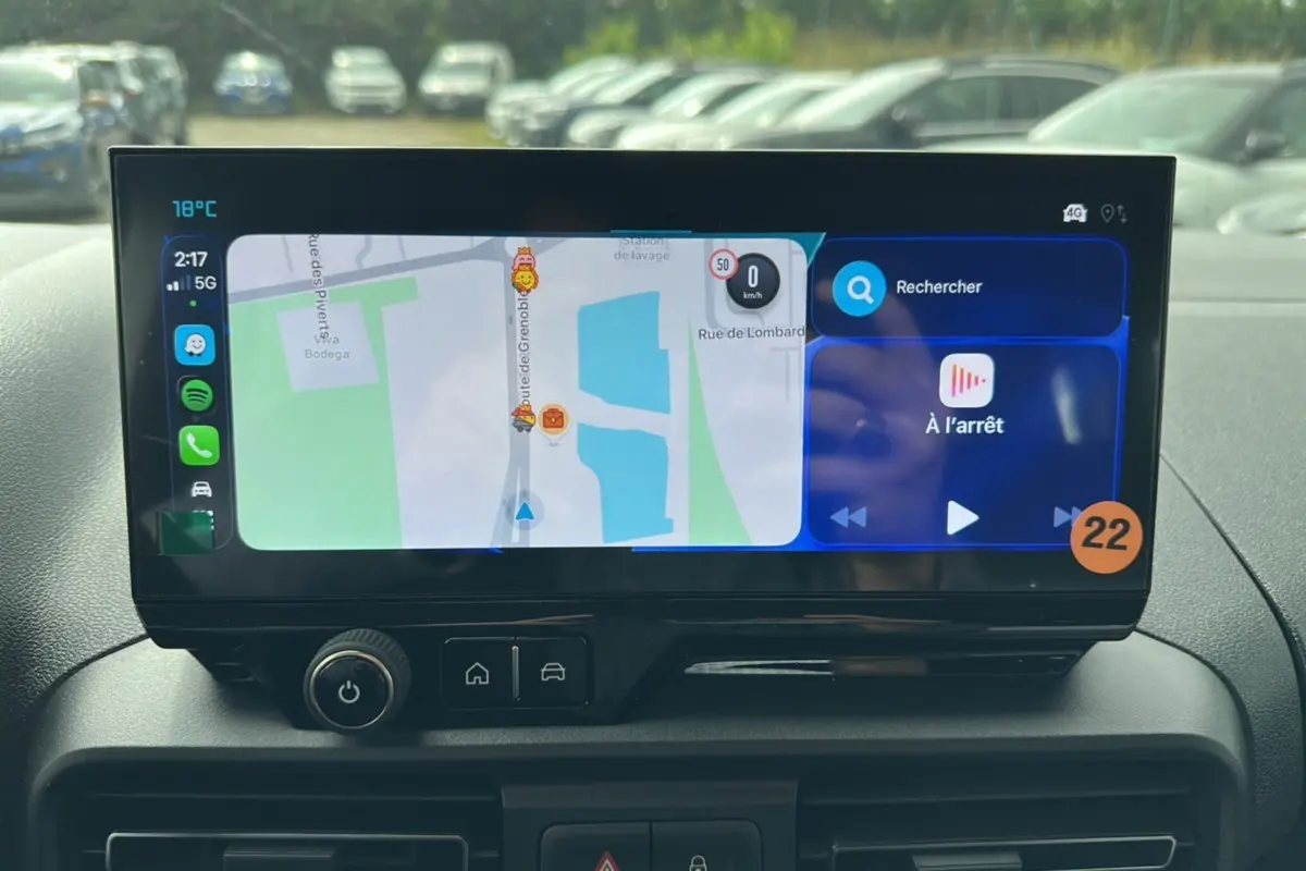 Écran tactile central du Citroën Berlingo 2025 affichant navigation et applications, intérieur moderne noir.