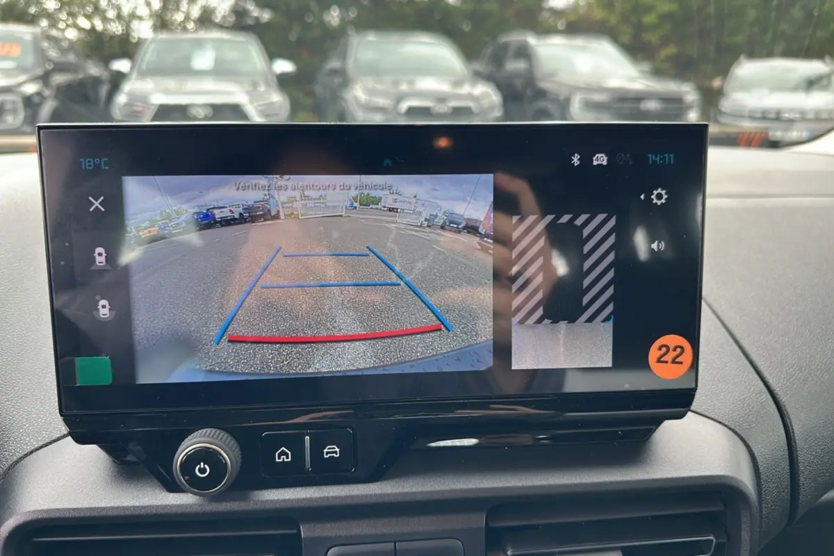 Écran central du Citroën Berlingo 2025 affichant la caméra de recul avec guidage de trajectoire en bleu et rouge.