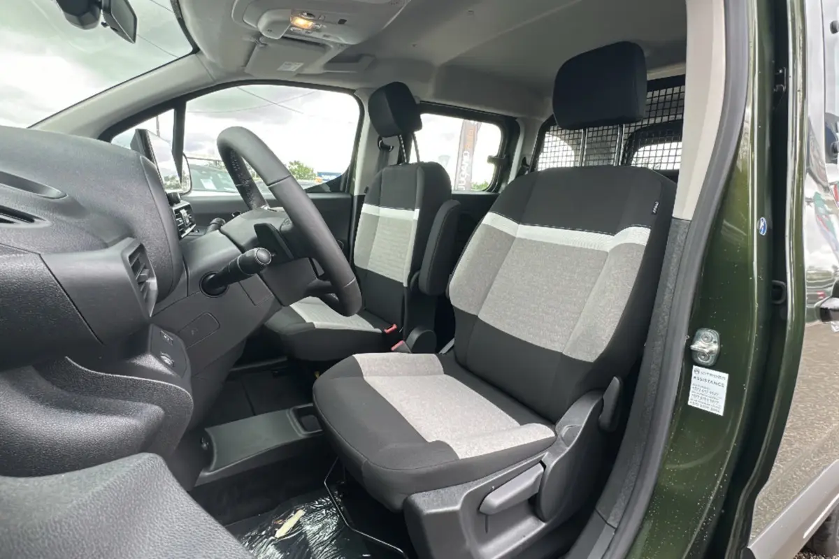 Intérieur côté conducteur du Citroën Berlingo BlueHDi 130 EAT8 Max 2025 en Sirkka green, sièges bi-ton gris et noir.