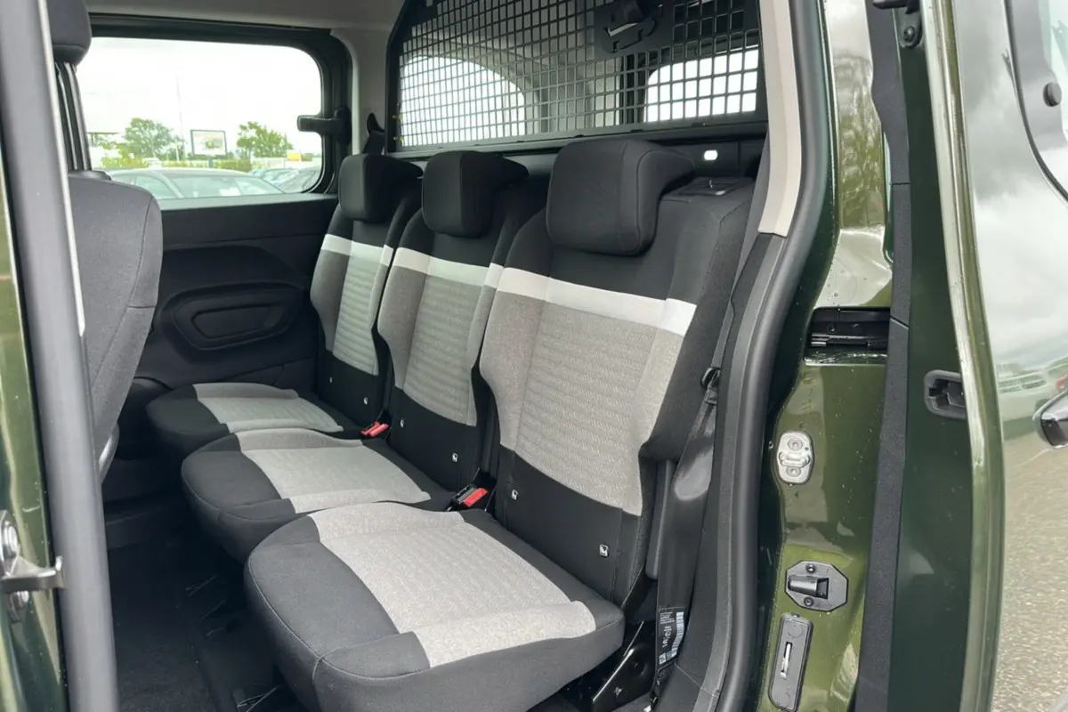 Vue intérieure côté droit du Citroën Berlingo BlueHDi 130 EAT8 Max 2025 en Sirkka green, sièges arrière trois places gris et noir.