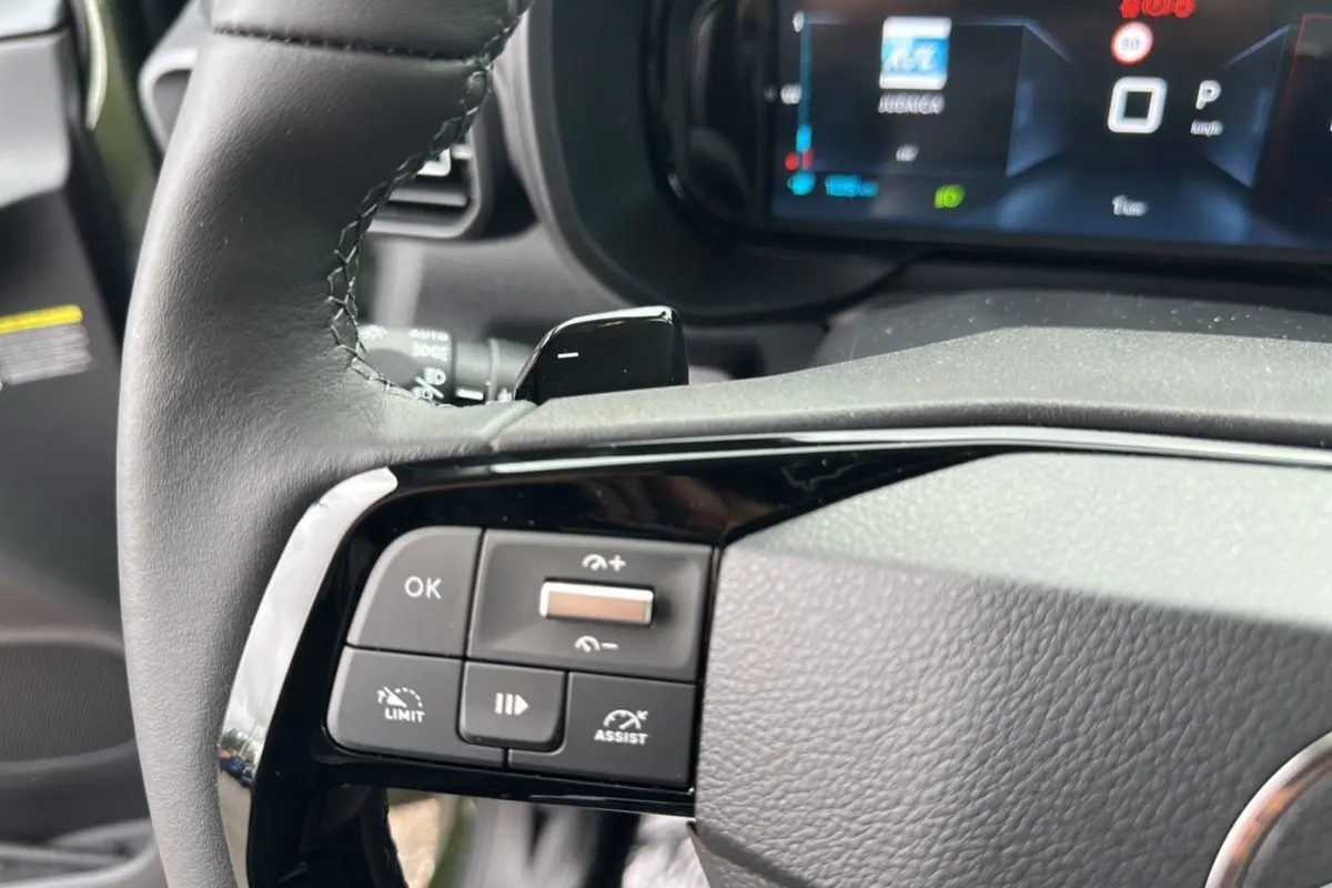 Gros plan sur le volant cuir du Citroën Berlingo 2025 avec commandes intégrées et tableau de bord numérique.