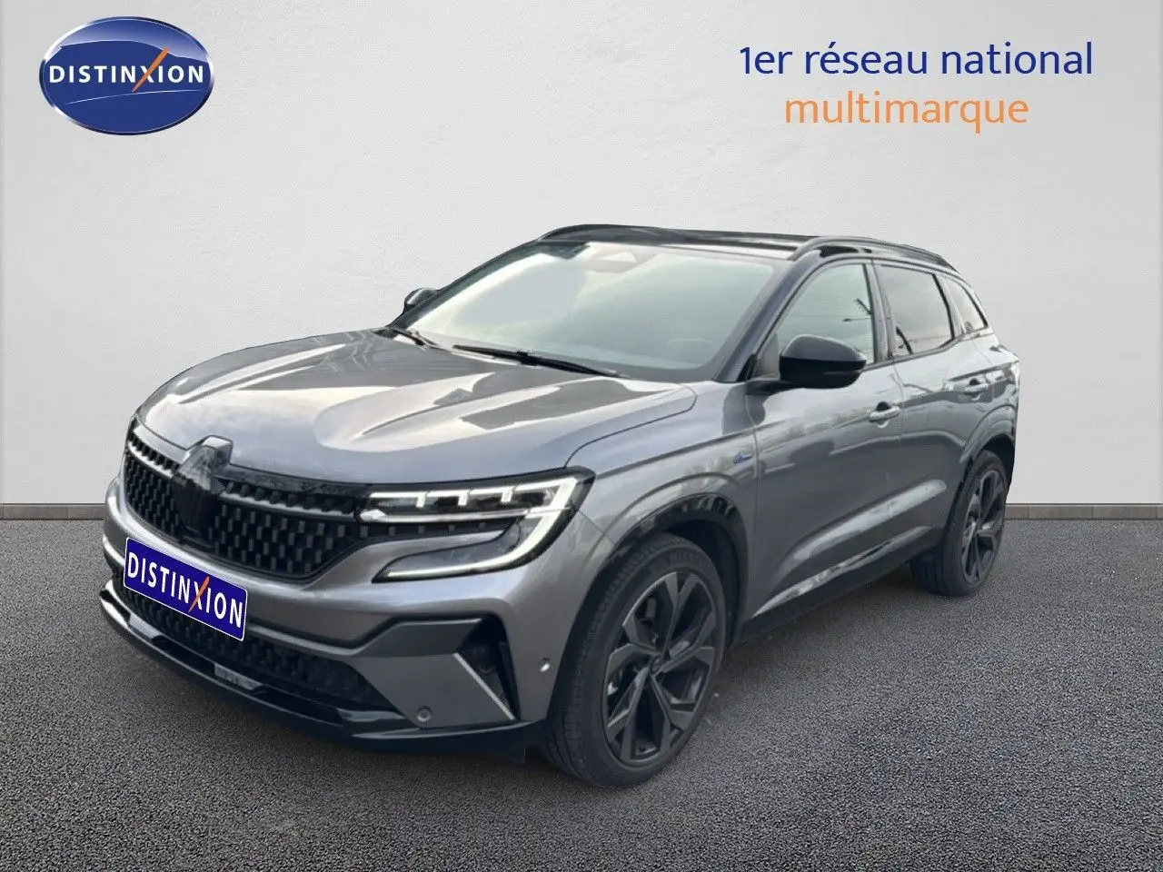 Renault Austral gris schiste avec toit noir en 3/4 avant droit, mettant en valeur ses jantes noires et sa calandre distinctive.