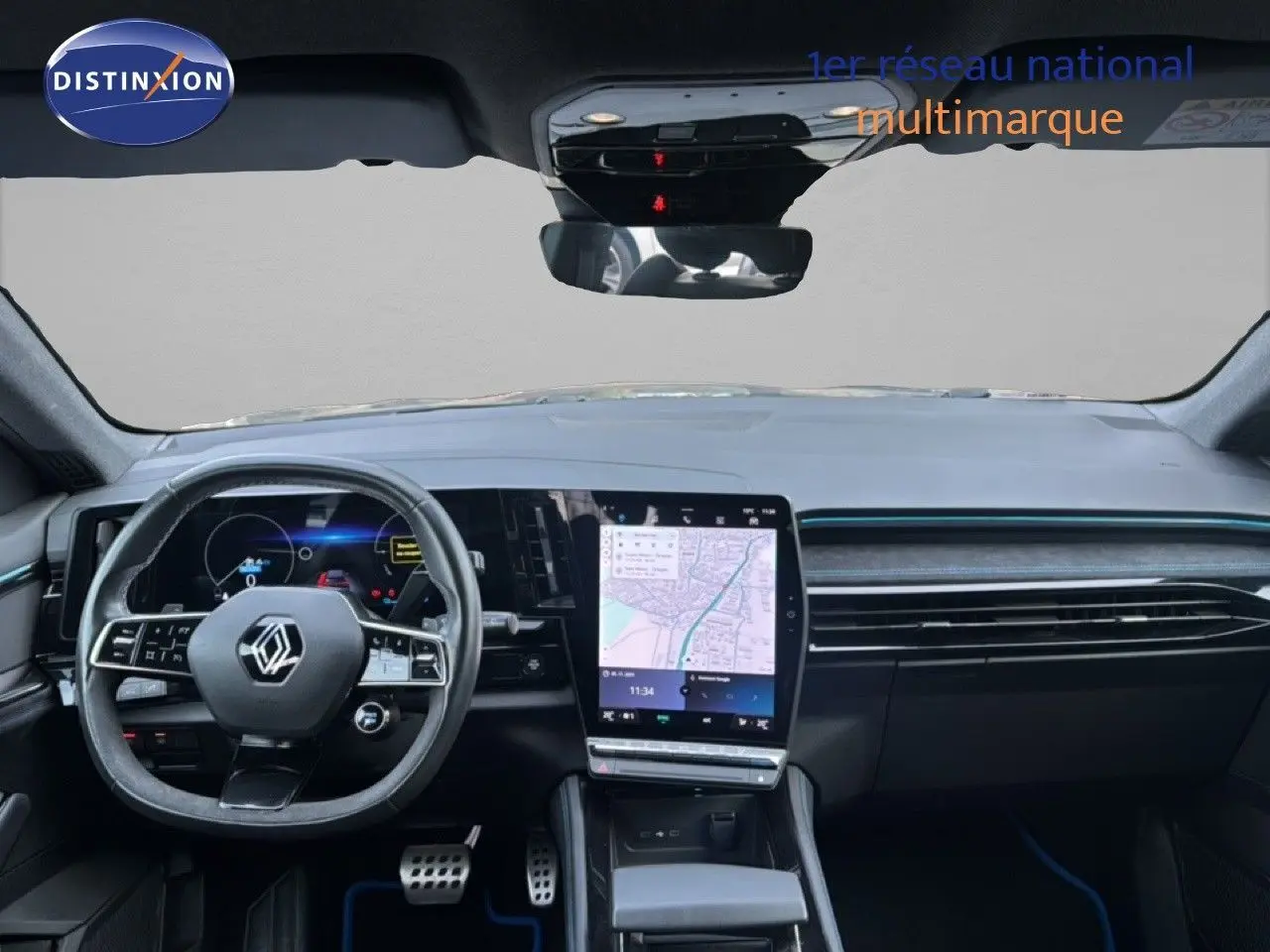 Intérieur du Renault Austral 2024, vue du poste de conduite avec écran tactile vertical et volant multifonction noir.