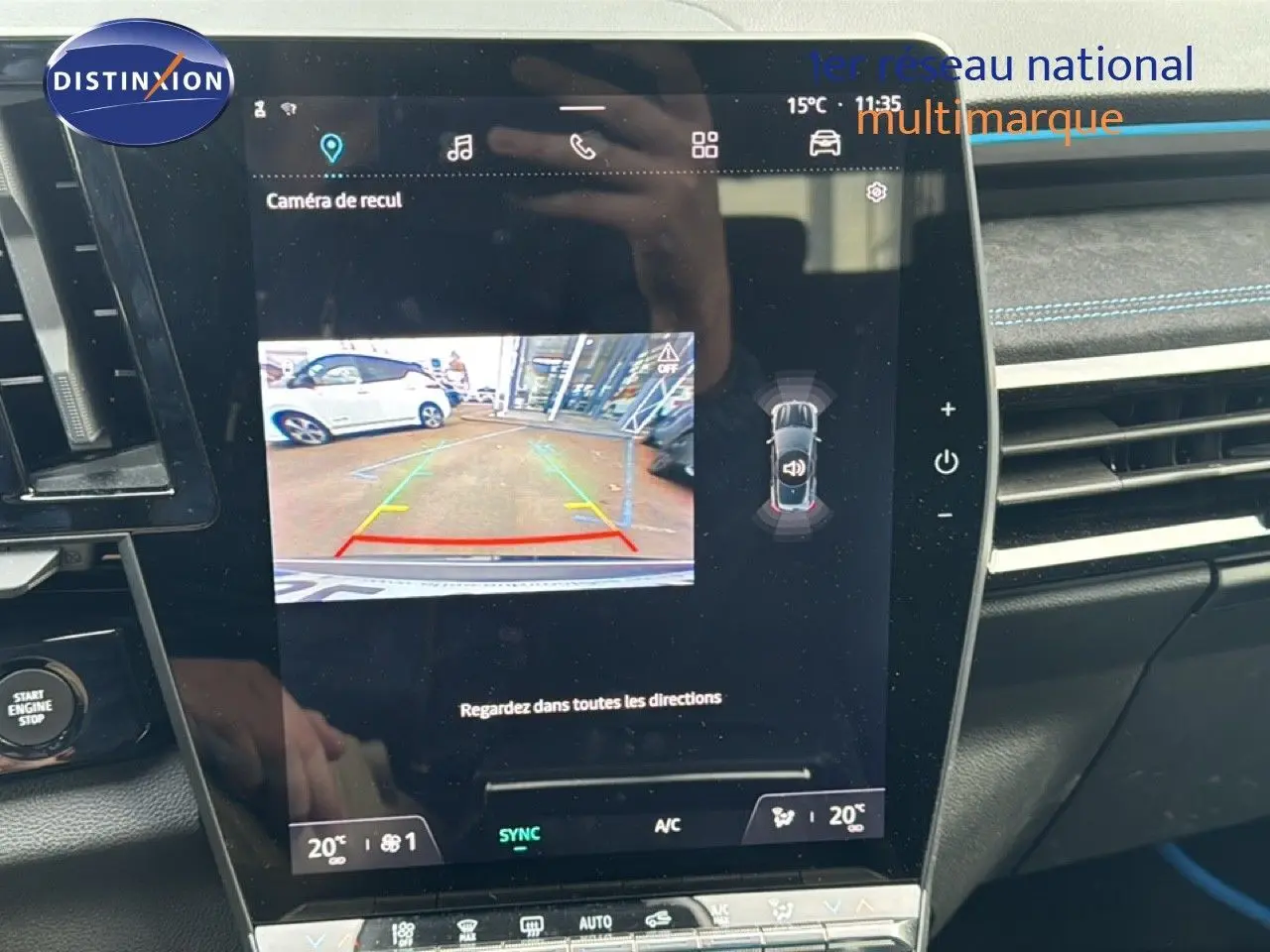 Écran central du Renault Austral 2024 affichant la caméra de recul avec tableau de bord noir et surpiqûres bleues.