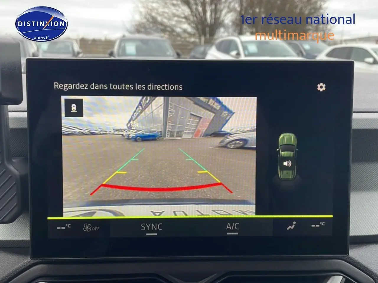 Écran central montrant la caméra de recul du Dacia Bigster noir, avec lignes de guidage colorées en rouge, jaune et vert.