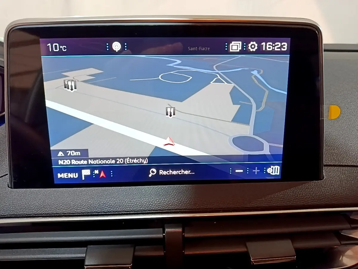 Écran tactile central du tableau de bord du Peugeot 3008 gris clair affichant la navigation 3D en extérieur.