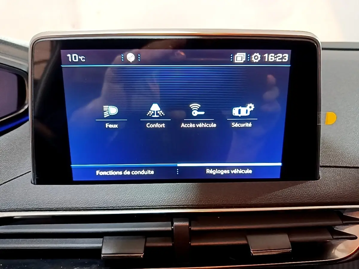 Écran tactile central du tableau de bord du Peugeot 3008 gris clair, affichant les réglages du véhicule.