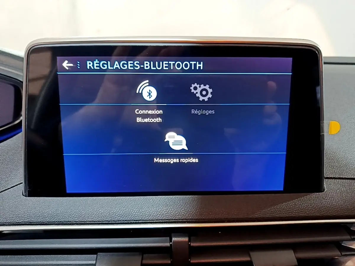 Écran tactile central affichant les réglages Bluetooth dans l'habitacle d'un Peugeot 3008 gris clair de 2020.