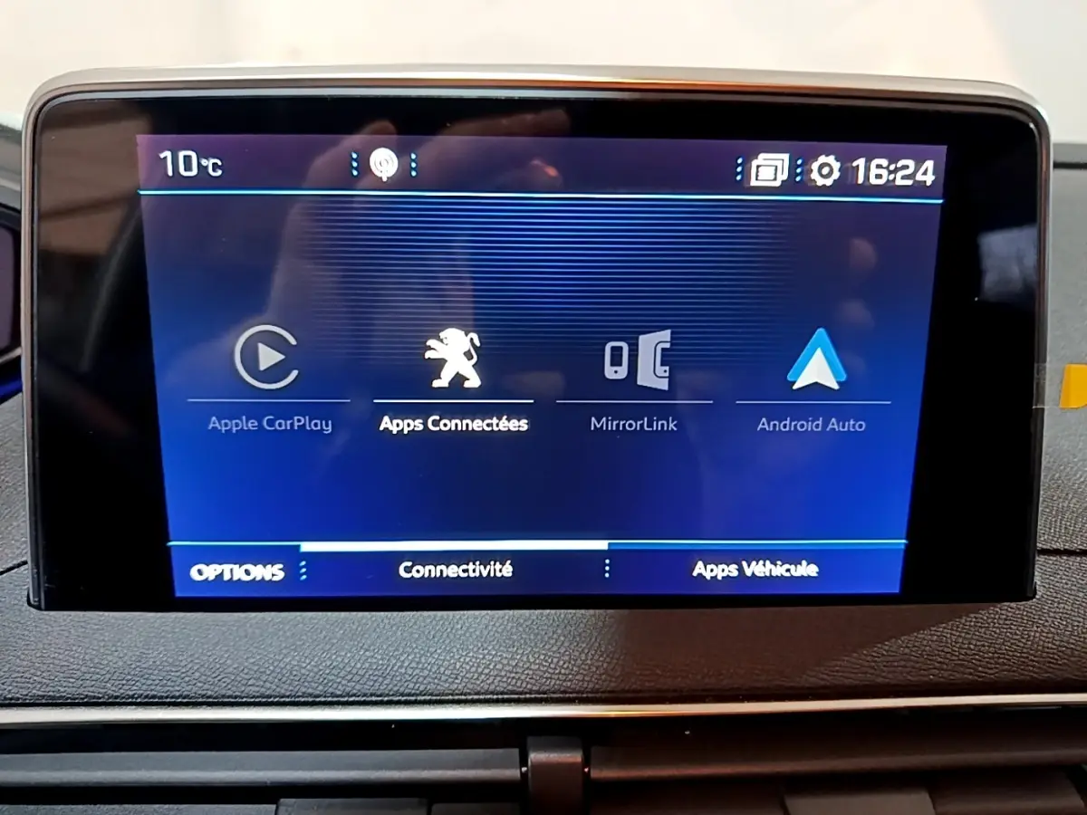Écran tactile central du tableau de bord du Peugeot 3008 gris clair, affichant les options Apple CarPlay et Android Auto.