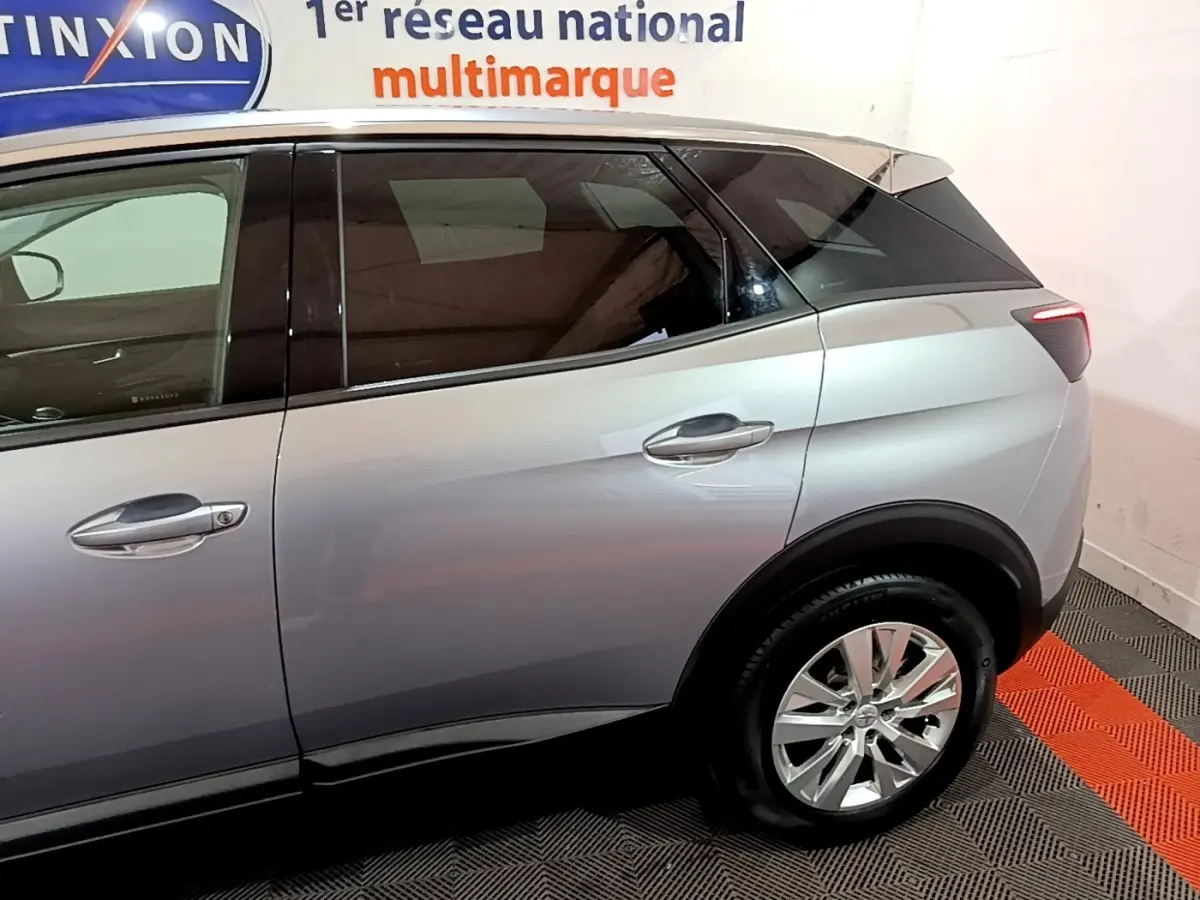 Vue latérale droite d'un Peugeot 3008 gris clair, mettant en valeur la ligne de caisse et la jante alliage arrière.
