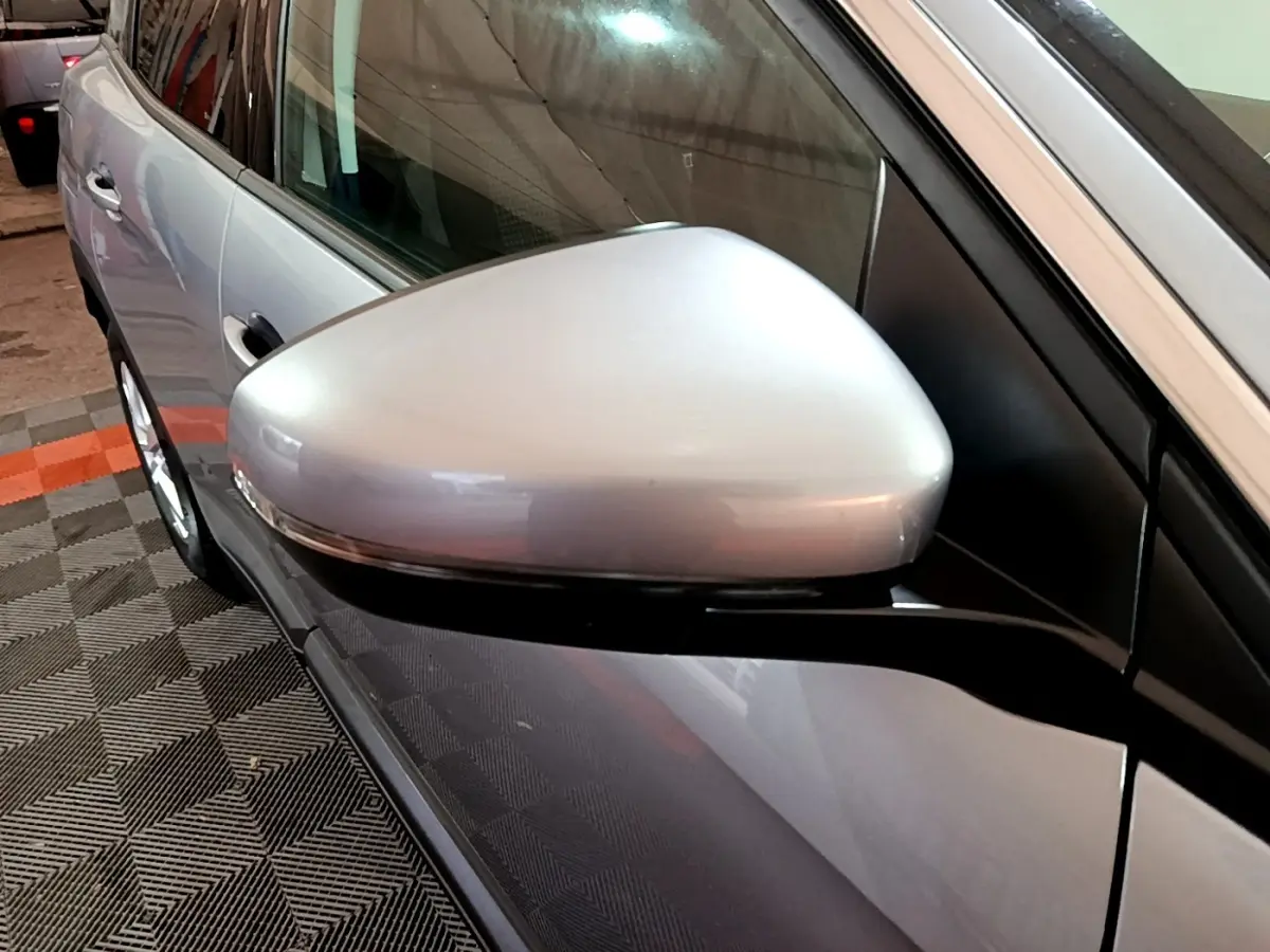 Vue rapprochée du rétroviseur côté gauche gris clair du Peugeot 3008 Puretech 130 S&S Active Business 2020.