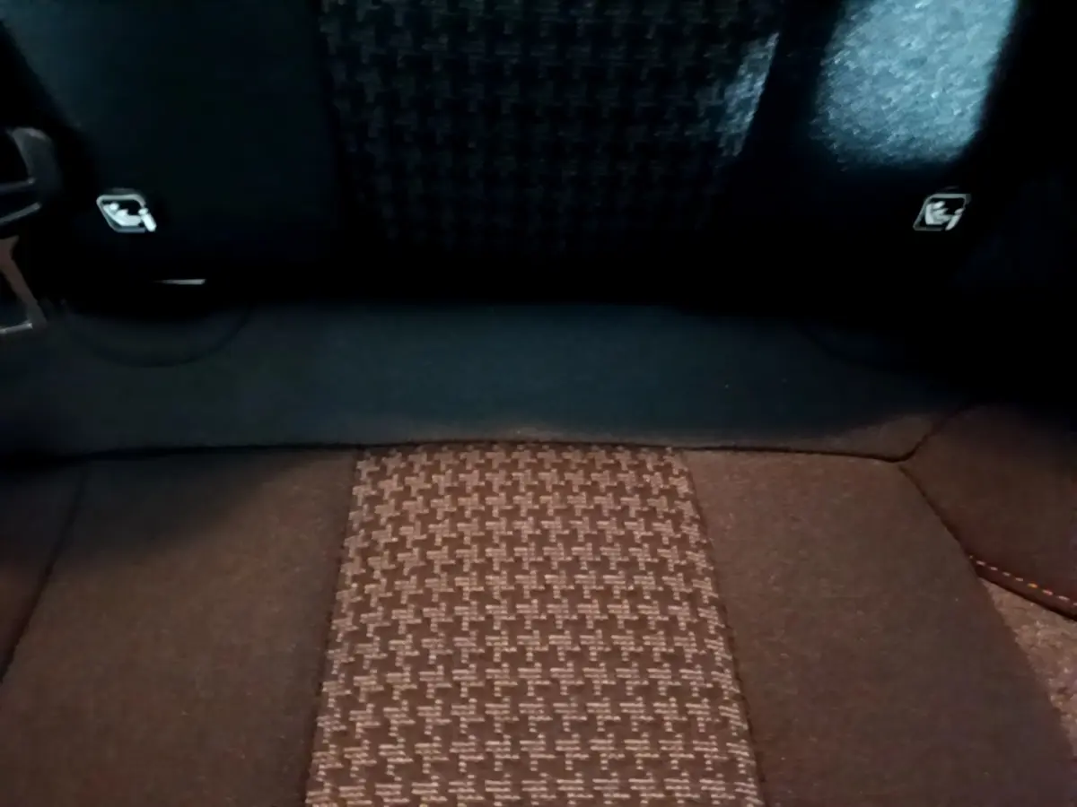Gros plan sur la banquette arrière en tissu gris foncé avec motifs géométriques du Peugeot 3008 2020.