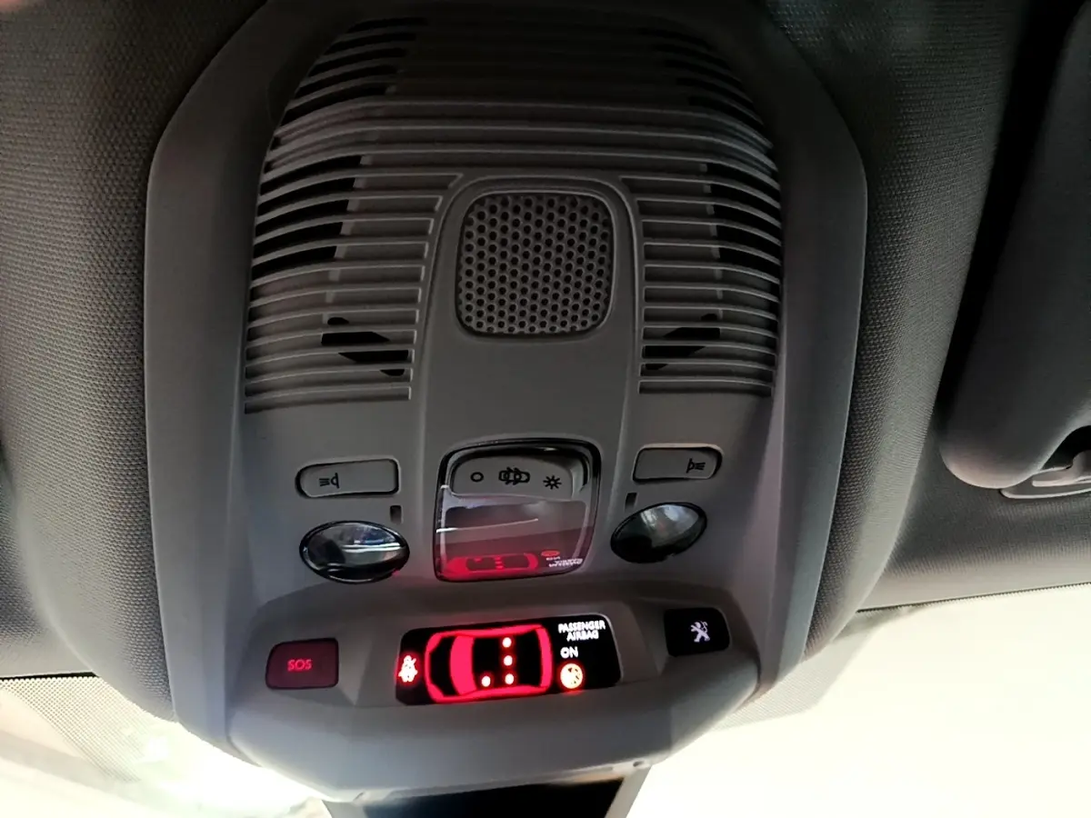 Vue en gros plan du plafonnier gris clair du Peugeot 3008 2020 avec commandes d’éclairage et indicateurs lumineux rouges.
