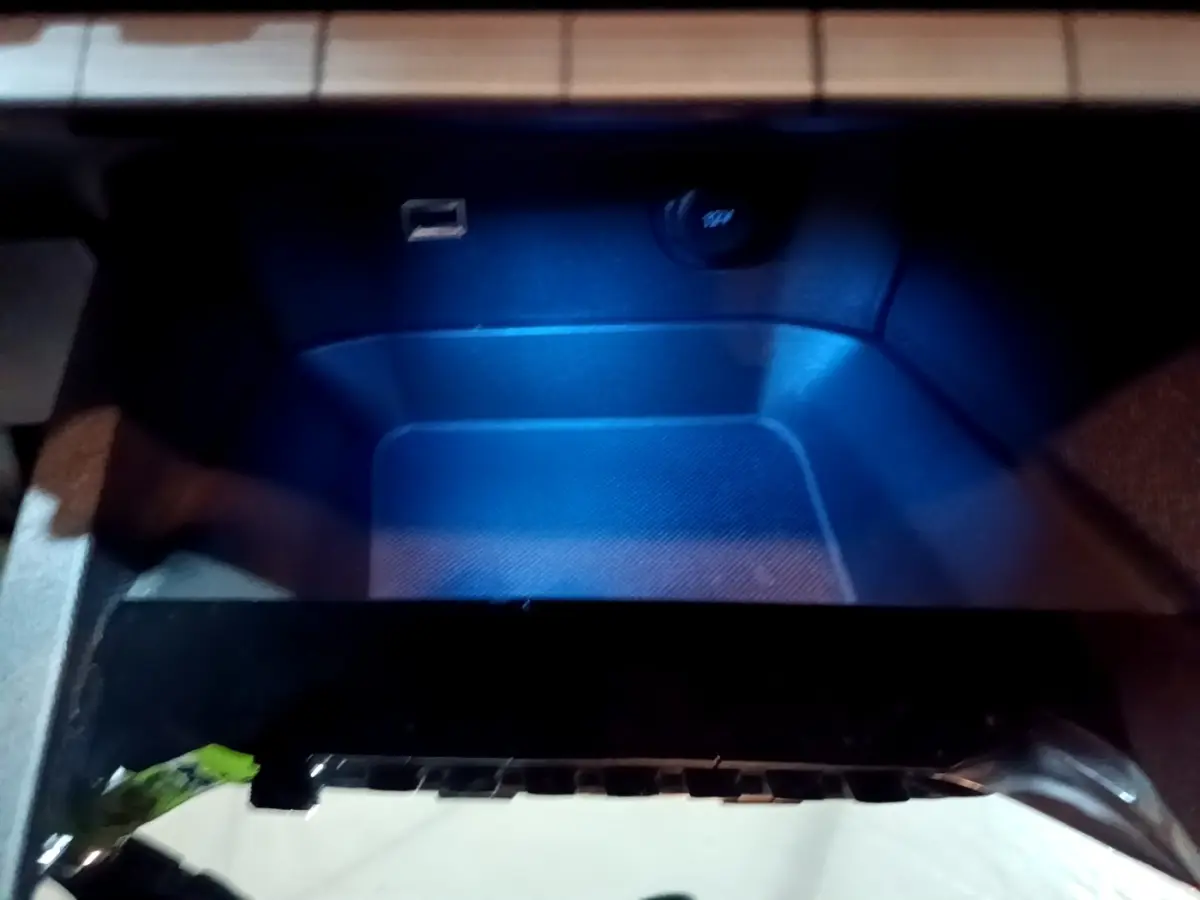 Gros plan sur la prise USB et prise 12V dans le compartiment de rangement intérieur du Peugeot 3008 gris clair.