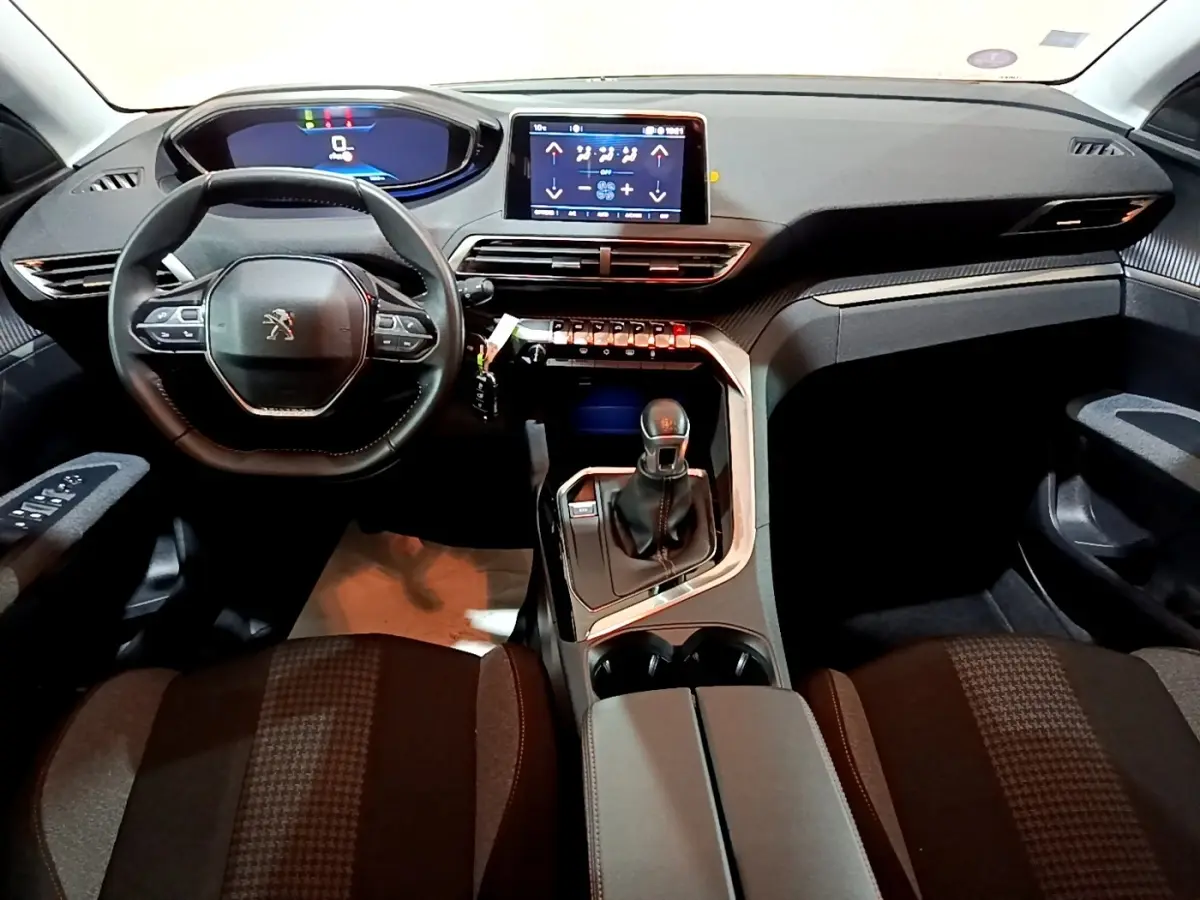 Vue intérieure avant du Peugeot 3008 2020 avec tableau de bord numérique, écran tactile et volant cuir multifonctions.