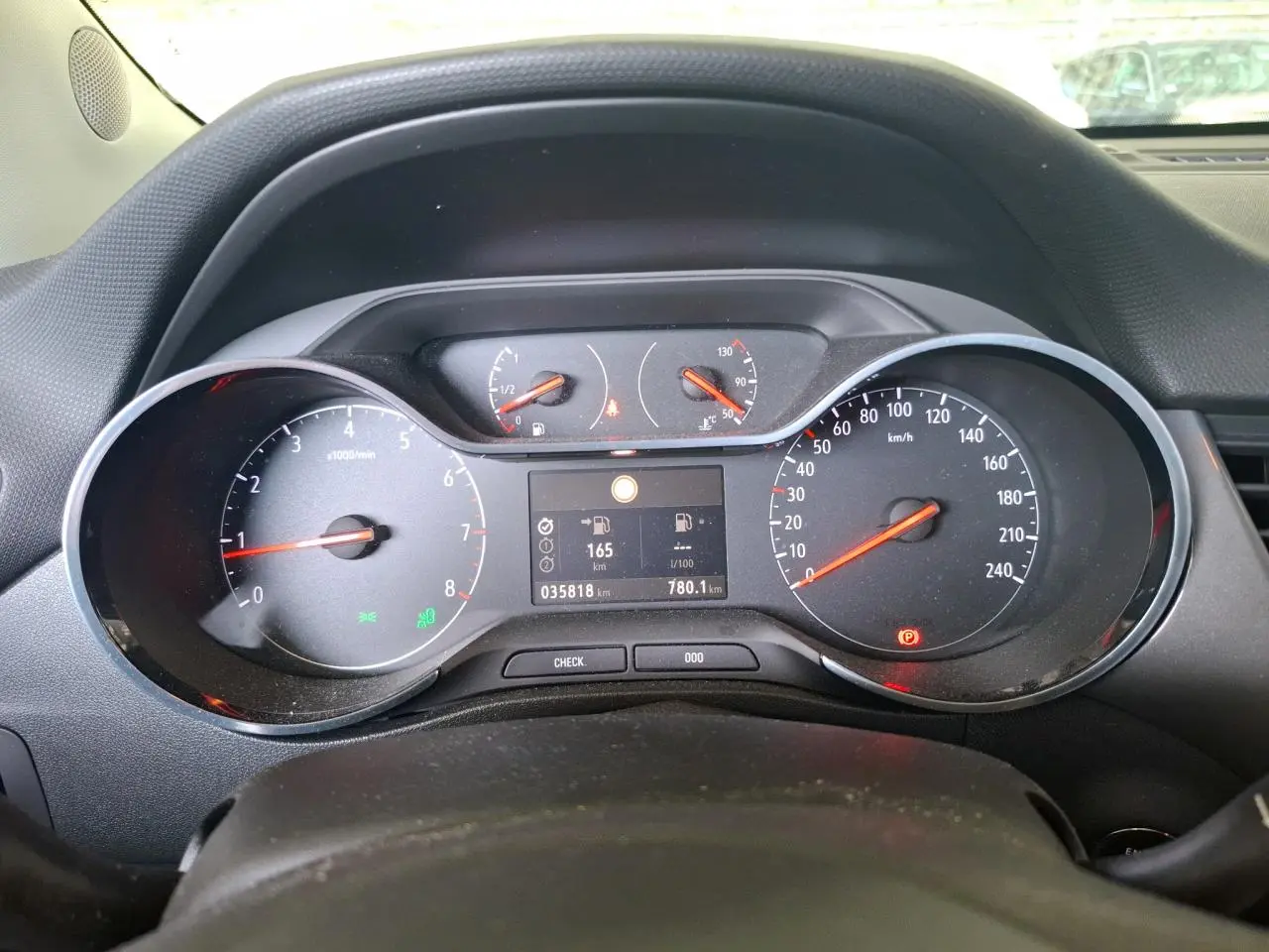 Vue rapprochée du tableau de bord de l'Opel Crossland gris clair 2024, affichant compte-tours, vitesse et indicateurs numériques.