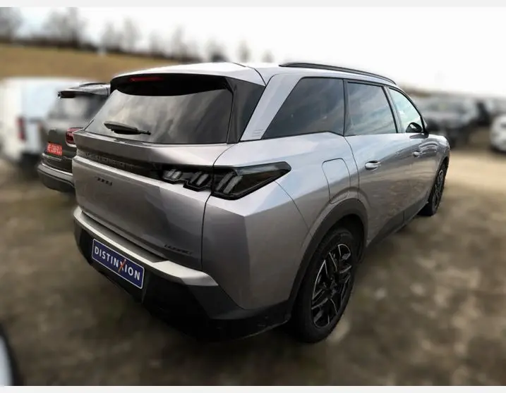Peugeot 5008 Hybrid 145 gris Artense vue de profil côté gauche, avec jantes noires et toit panoramique noir.